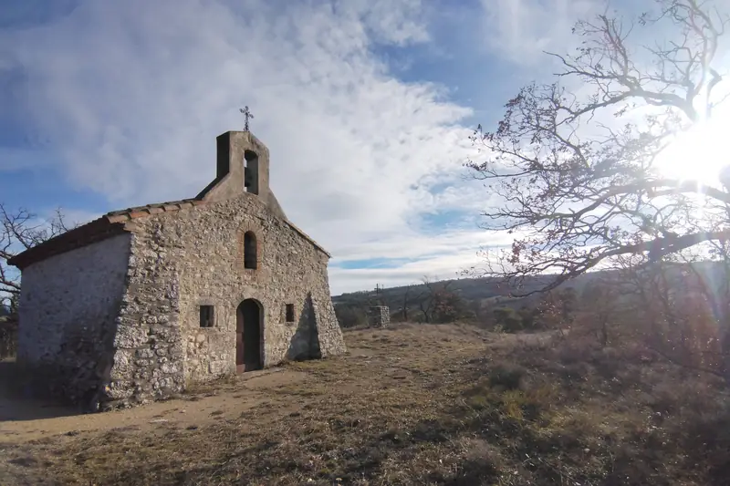 La Chapelle Saint-Bonnet, petite chapelle en pierre au milieu des chênes