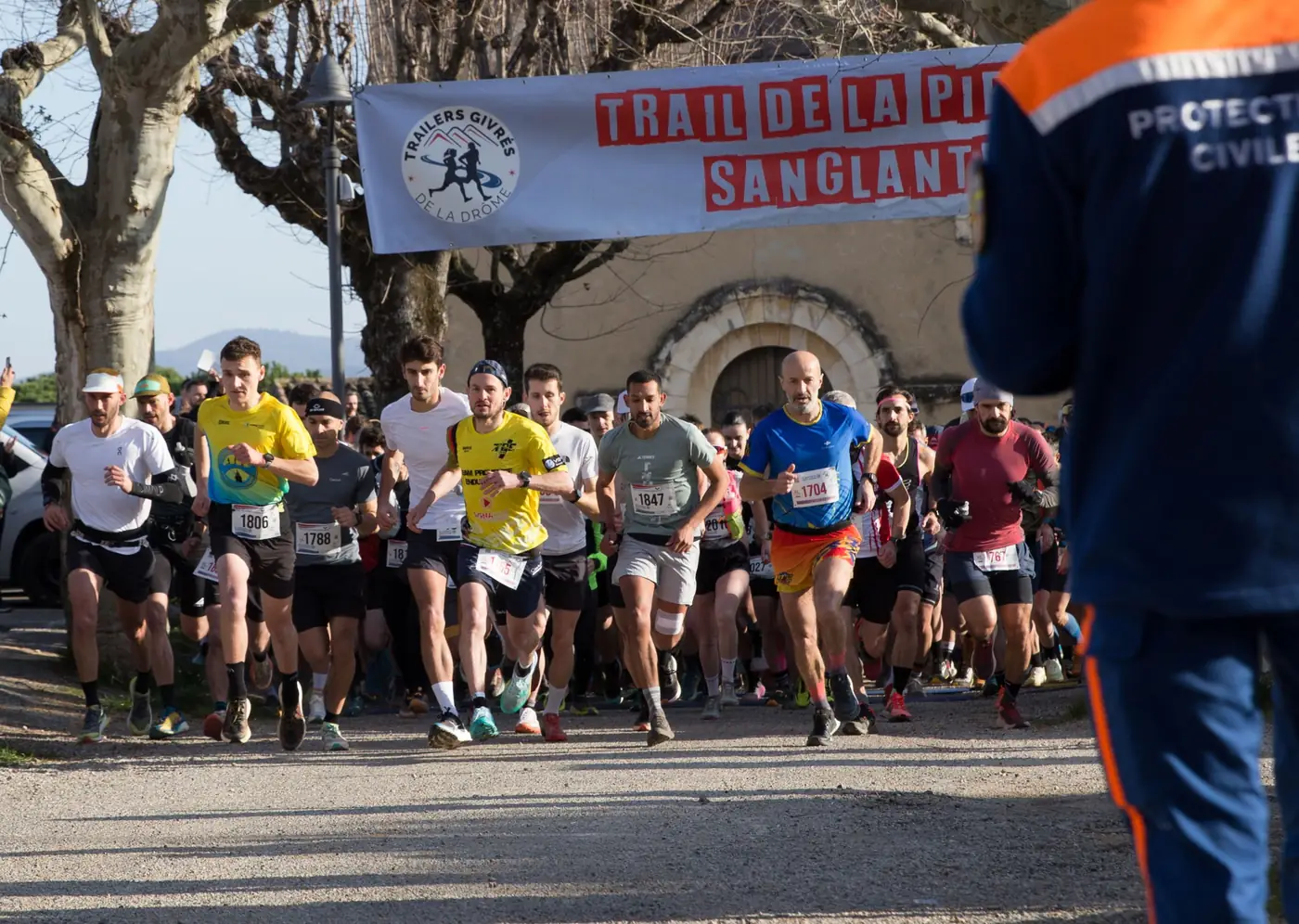 Départ de la course sous la banderole du Trail de la Pierre Sanglante, place du Champ de Mars